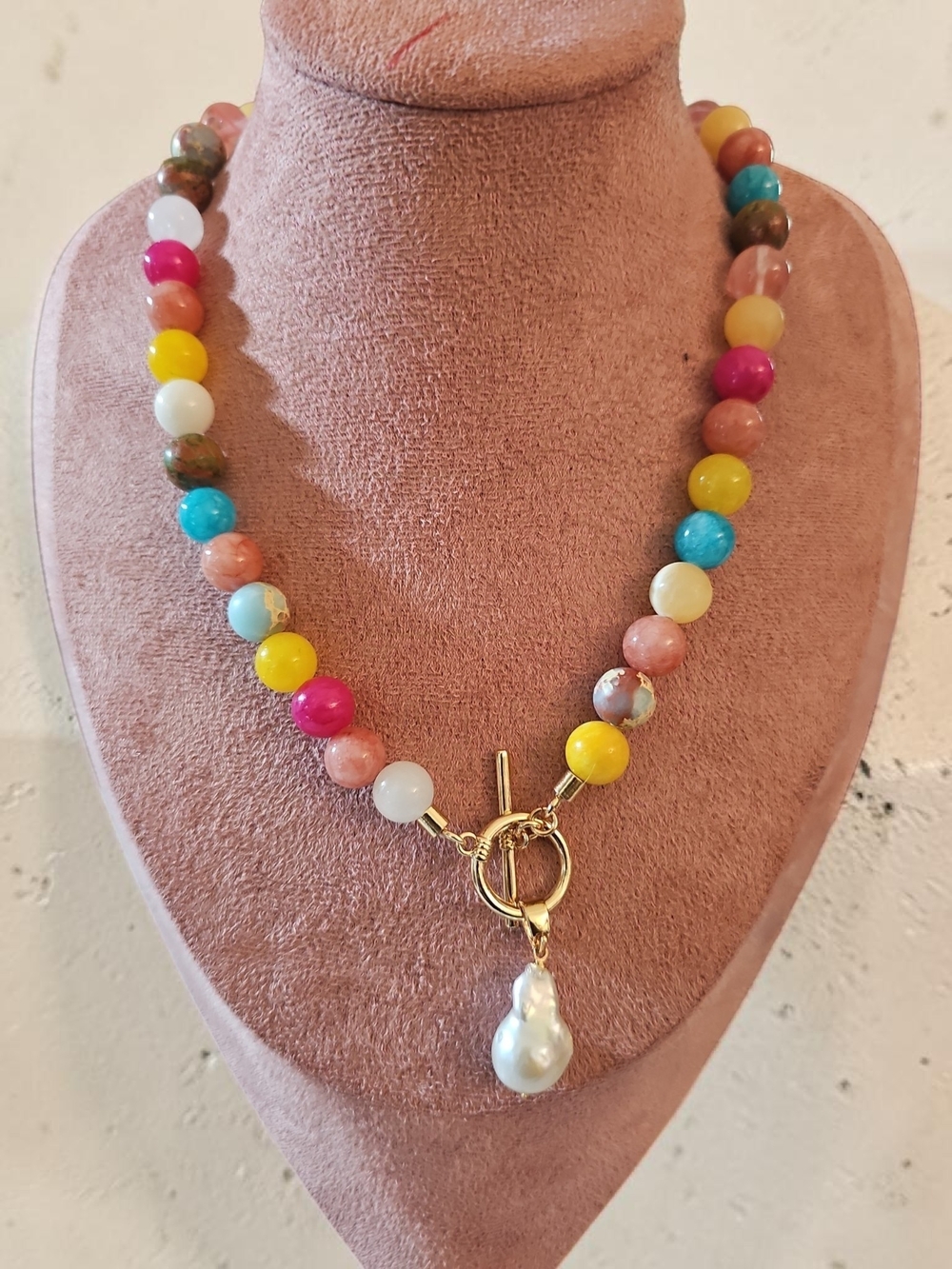 NWT SASSIFIED BOUTIQUE Multicolor Beaded Necklace with Pearl Drop - Gold Toggle
